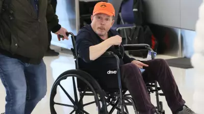 Michael J. Fox Parkinson Mücadelesinden Vazgeçmiyor: Havalimanında Tekerlekli Sandalyede Görüntülendi