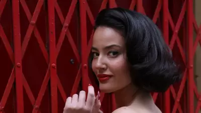 Pelin Akil Karlı Havada Buz Gibi Suya Girdi! Fransa Pozlarıyla Sosyal Medyayı Salladı