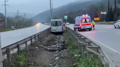 Samsun'da Tur Minibüsü Bariyerlere Çarptı: 4 Kişi Yaralandı