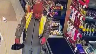 Sivas'ta Temizlik İşçisi Kirli Ayakkabılarını Çıkarıp Markete Girdi