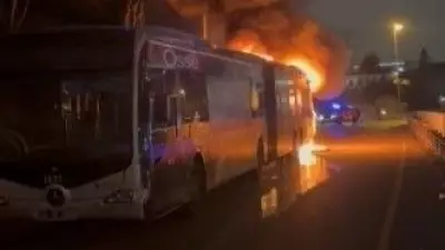 İstanbul'da Metrobüs Yangını: 15 Temmuz Şehitler Köprüsü'nde Araç Alev Aldı, 60 Yolcu Tahliye Edildi