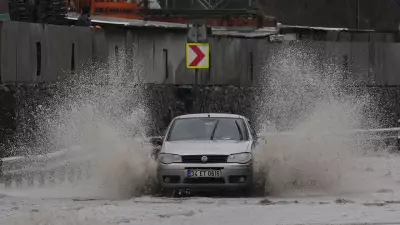 İstanbul'da Sağanak Felaketi: Araçlar Mahsur Kaldı, İş Yerleri Sular Altında