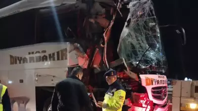 İstanbul'da TIR ile Otobüs Çarpıştı: 10 Kişi Yaralandı