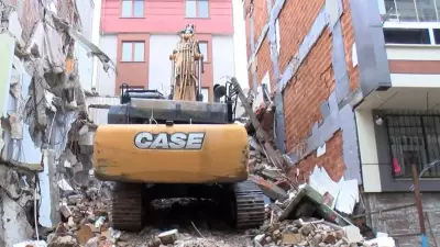 İstanbul'da Yıkım Faciası: İş Makinesi Bitişik Apartmanın Duvarını Yıktı