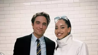 Özge Özacar Londra'da Robert Pattinson ile Kıskandıran Poz Verdi