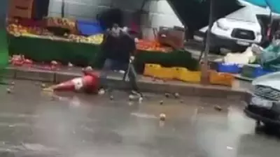 İzmir'de Manav Sinir Krizi Geçirdi, Satırla Saldırdı: Polis Müdahalesi