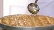 Baklava Şerbetinin Püf Noktaları: Kıvam, Oran ve Döküm Teknikleri