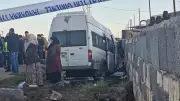 Diyarbakır'da İşçi Taşıyan Minibüs Duvarı Çarptı: 10 Kişi Yaralandı