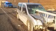 Elazığ'da Feci Trafik Kazası: Araç Bariyerlere Saplandı, 2 Kişi Yaralandı