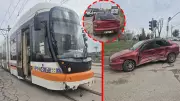 Eskişehir'de Tramvay ve Otomobil Çarpıştı: İki Sürücü Yaralandı