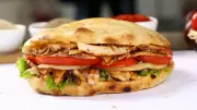 Evde Ekmek Arası Tavuk Döner Nasıl Yapılır? Pratik ve Lezzetli Tarif
