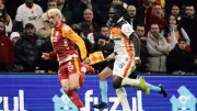 Galatasaray-Başakşehir Maçında Kırmızı Kart: Festy Ebosele Takımı Eksik Bıraktı