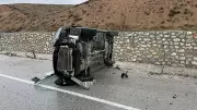 Çorum'da Tabelaya Çarpan Otomobil Devrildi: 5 Kişi Yaralandı
