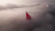 İstanbul'da Sisler Arasında Dalgalanan Türk Bayrağı Görsel Şölen Sundu