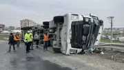 Tekirdağ'da Virajı Alamayan Tır Bariyerlere Devrildi, Şoför Kurtarıldı