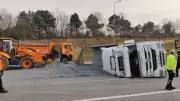 TEM Otoyolu'nda Zincirleme Kaza: Hafriyat Kamyonu Devrildi, İki Araç Bariyere Çarptı