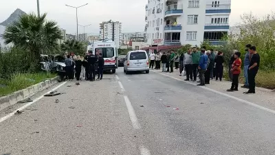 Adana'da Otomobil Refüjdeki Ağaçlara Çarptı: Üç Kişi Yaralandı