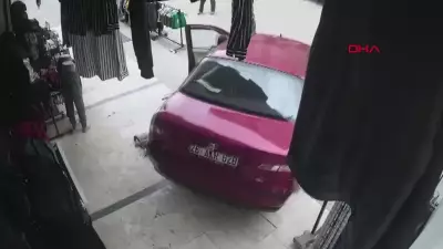 Afyonkarahisar'da El Freni Unutulan Otomobil Mağazaya Girmek Üzereyken Durduruldu