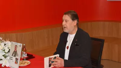 Ahmet Özhan, 'Ötekisiz Tek' Kitabıyla D&R'da Okurlarıyla Buluştu