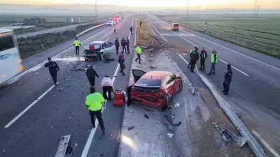 Aksaray'da tır devrildi, yardım için duran otomobile çarptı: 6 yaralı