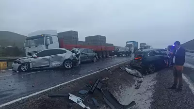 Aksaray'da Zincirleme Kaza: Kontrolden Çıkan Otobüs 10 Araca Çarptı, 7 Yaralı