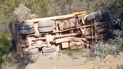 Alanya'da Kamyon Şarampole Devrildi: Sürücü Erol Yılmaz Hayatını Kaybetti