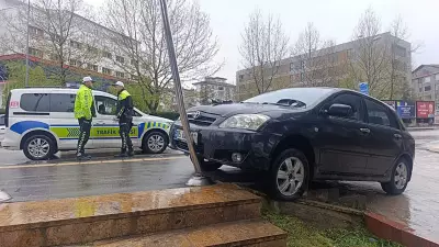 Amasya'da Kontrolden Çıkan Otomobil Duraktakileri Tehlikeye Attı