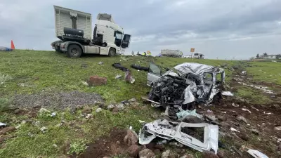 Şanlıurfa'da TIR ile Hafif Ticari Aracın Çarpıştığı Kazada 2 Kişi Hayatını Kaybetti