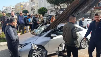 Antalya'da Demir Yığını Otomobili Deldi: Korkunç Kaza Kameralara Yansıdı