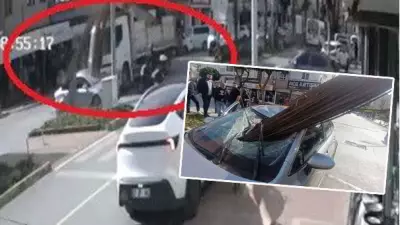 Antalya'da İnşaat Demirleri Otomobilin Ön Camına Ok Gibi Saplandı! İki Kişi Hafif Yaralı