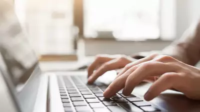 @ İşaretinin 500 Yıllık Sırrı: Daktilodan İnternete Yolculuk