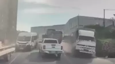 Arnavutköy'de okul servisi ile kamyonet kafa kafaya çarpıştı, kaza anı kamerada