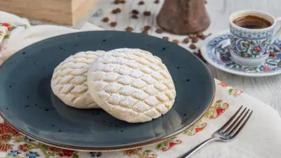 Ağızda Dağılan Tam Ölçülü Un Kurabiyesi Tarifi: Pastane Lezzeti Evde