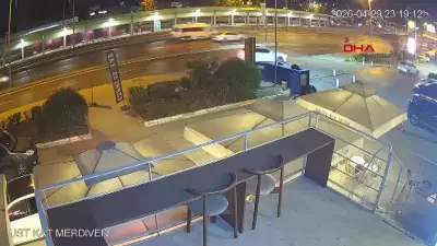 Bakırköy'de otomobil kafeye daldı: 6 yaralı, kaza anı kamerada