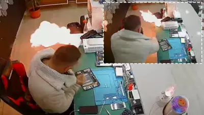 Bayburt'ta Telefon Tamircisinde Şişen Batarya Patladı, O Anlar Kamerada