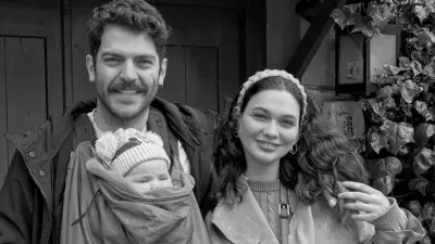 Beste Kökdemir ve Fazlı Erdinç Çatak'tan Oğulları Kai Güneş ile Yeni Aile Pozları