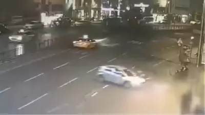 Beyoğlu'nda feci kaza: Otomobilin çarptığı motosiklet durağa daldı, 1 ölü 3 yaralı