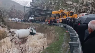 Bitlis'te Beton Mikseri Dereye Yuvarlandı, Şoför Engin Aras Kayboldu