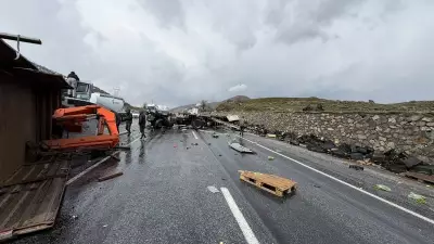 Bitlis'te Korkunç Trafik Kazası: Karayolları Aracı ile TIR Çarpıştı, 1'i Ağır 3 Yaralı