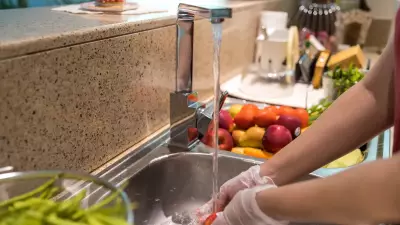 Bu 6 Gıdayı Asla Suyla Temizlemeyin! Mutfakta Büyük Hata