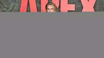 Charlize Theron Times Meydanı'nda kaya duvarına tırmandı