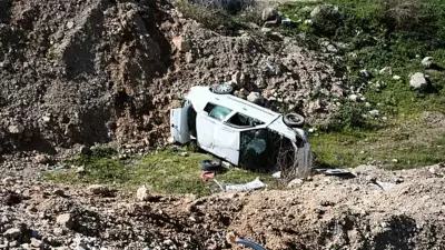 Denizli'de Korkunç Trafik Kazası: Otomobil Boş Araziye Uçtu, 4 Kişi Yaralandı