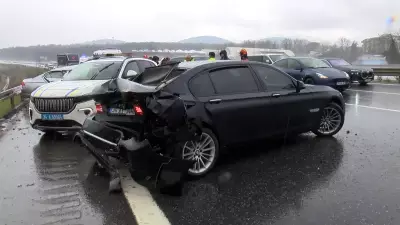 Çekmeköy'de Zincirleme Kaza: Yağışta 3 Araç Birbirine Girdi, 4 Yaralı