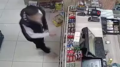 Elazığ'da Market Soygunu: Kasiyeri Yönlendirip Eriği Çalan Şahıs Kameralara Yakalandı