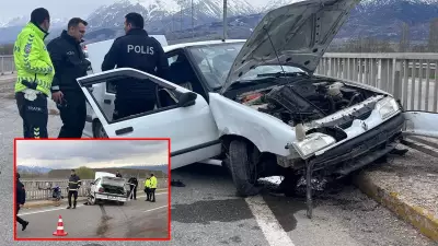 Erzincan'da Feci Trafik Kazası: Araç Korkuluklara Saplandı, 2 Yaralı