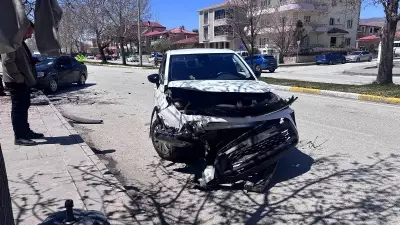 Erzincan'da İki Araç Çarpıştı: 3'ü Çocuk 6 Yaralı