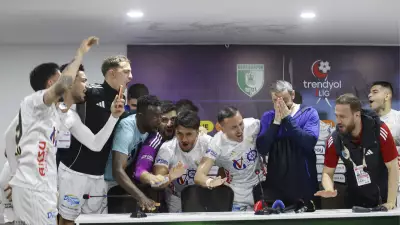 Erzurumspor FK Süper Lig'e Yükseldi, Oyuncular Basın Toplantısını Bastı