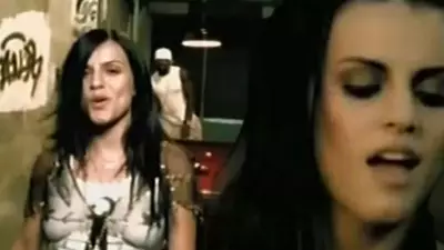 Eylem Kızıl'ın Sosyal Medya Paylaşımı Şaşırttı: 2000'lerin İkonu Yıllara Meydan Okuyor