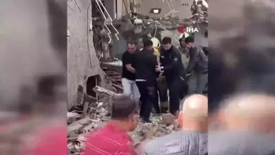 Gaziosmanpaşa'da Yıkım Kazası: Binadan Kopan Tahta Parçası Kepçe Operatörünü Yaraladı