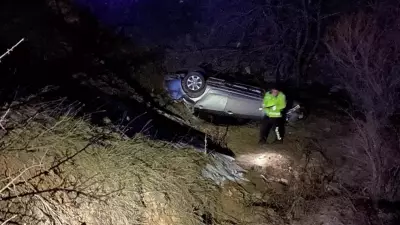 Gümüşhane'de Otomobil Dere Yatağına Devrildi: 2 Kişi Yaralandı